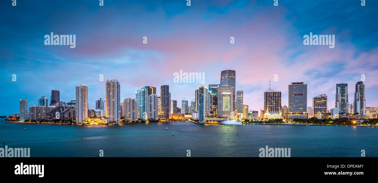 Horizon de Miami, Floride, USA au Brickell Key et la rivière Miami. Banque D'Images