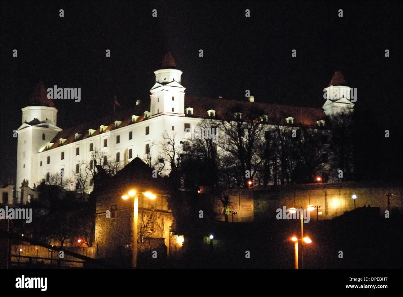 Bratislava, Slovaquie. Le Château, vue nocturne. Banque D'Images