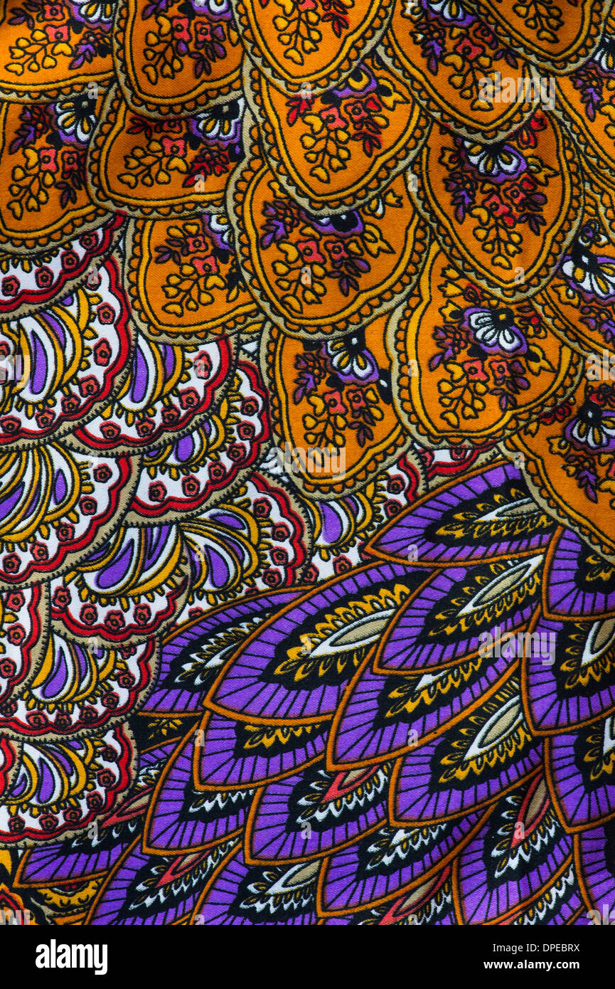 Les Indiens à plumes colorés sari en soie motif matériel Banque D'Images