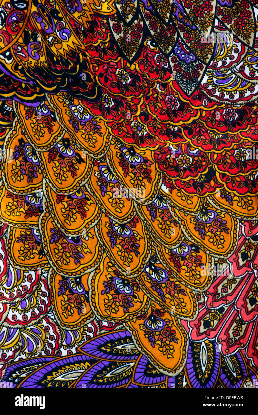 Les Indiens à plumes colorés sari en soie motif matériel Banque D'Images