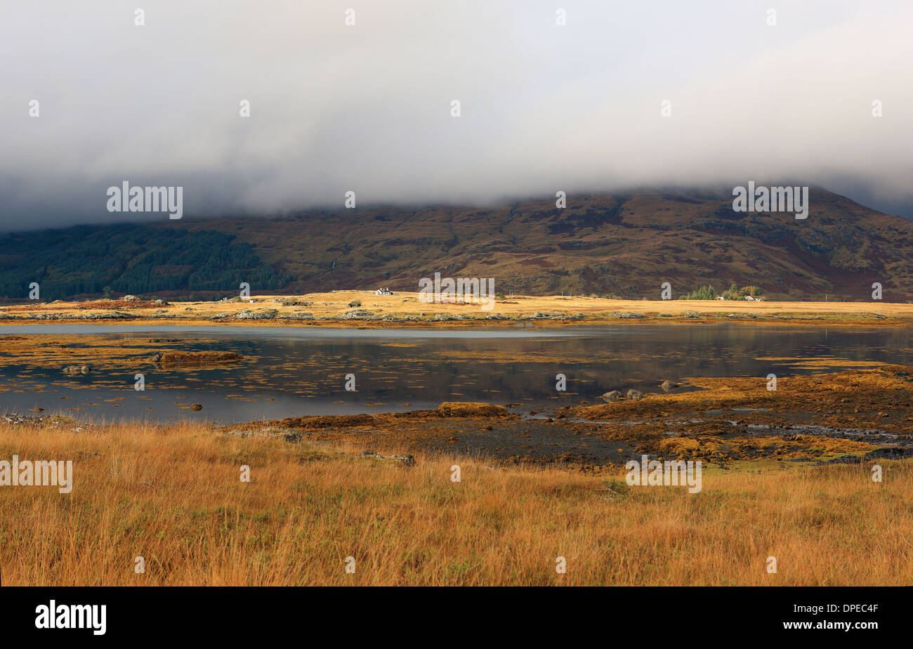 Des nuages de basse altitude Ben obscurcissant davantage sur Mull des rives du Loch Scridain près de Kinloch sur la Ross of Mull, Inner Hebrides Banque D'Images