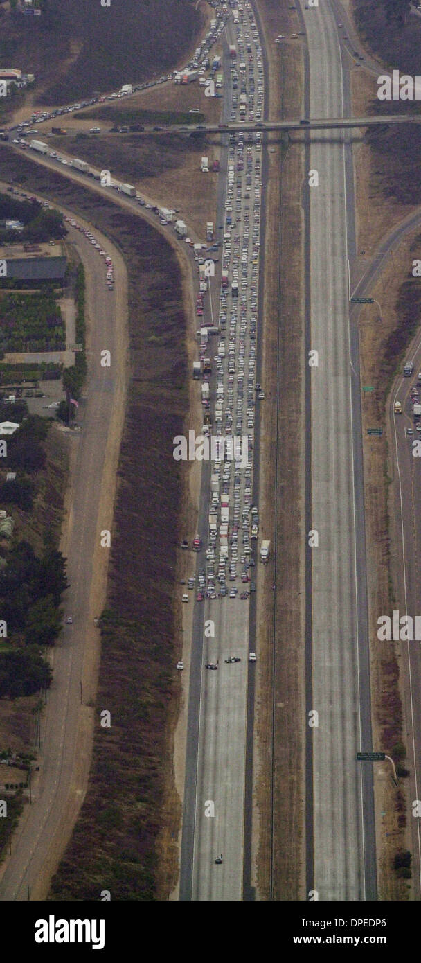 (Publié le 27/11/2003, A-1) : la circulation en direction sud sur l'autoroute 15 a été arrêté à Deer Springs Road mercredi après-midi en raison de l'action policière. Peggy Peattie photo Banque D'Images