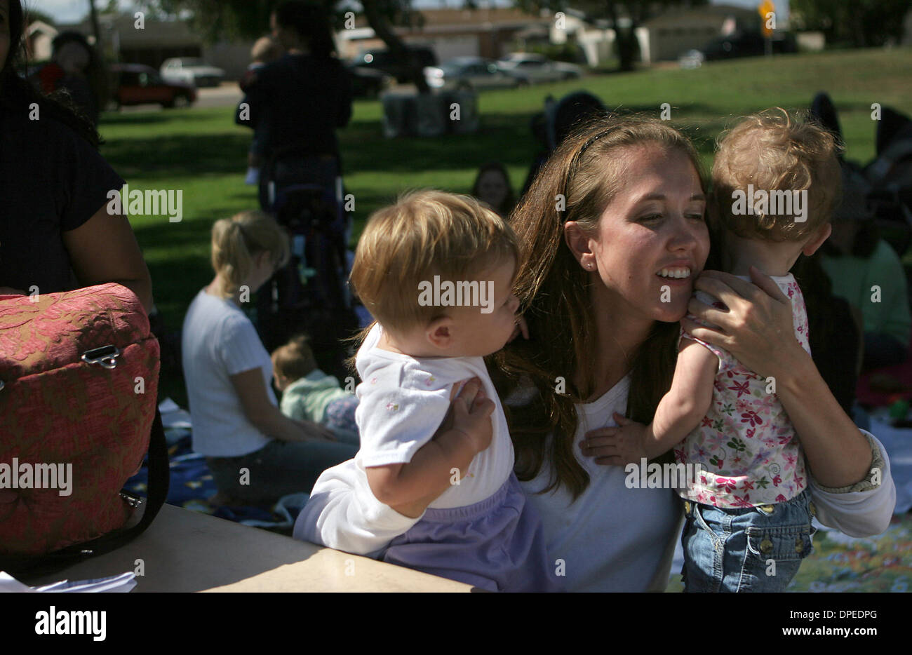 (Publié le 10/28/2006, E-1) le 5 octobre, 2006 San Diego, CA   JAINE MURPHY(CQ) subi en tant que jeune mère, se sentir isolés et de traiter avec un bébé souffrant de coliques. En outre, elle est une femme de militaire avec stress supplémentaire, donc après avoir obtenu sur ses pieds avec émotion, elle a décidé de former un groupe de soutien pour les mamans, à la fois militaire et civile. JAINE MURPHY(cq)détient fille ALEXIS MURPHY(CQ), le long de 8 Banque D'Images