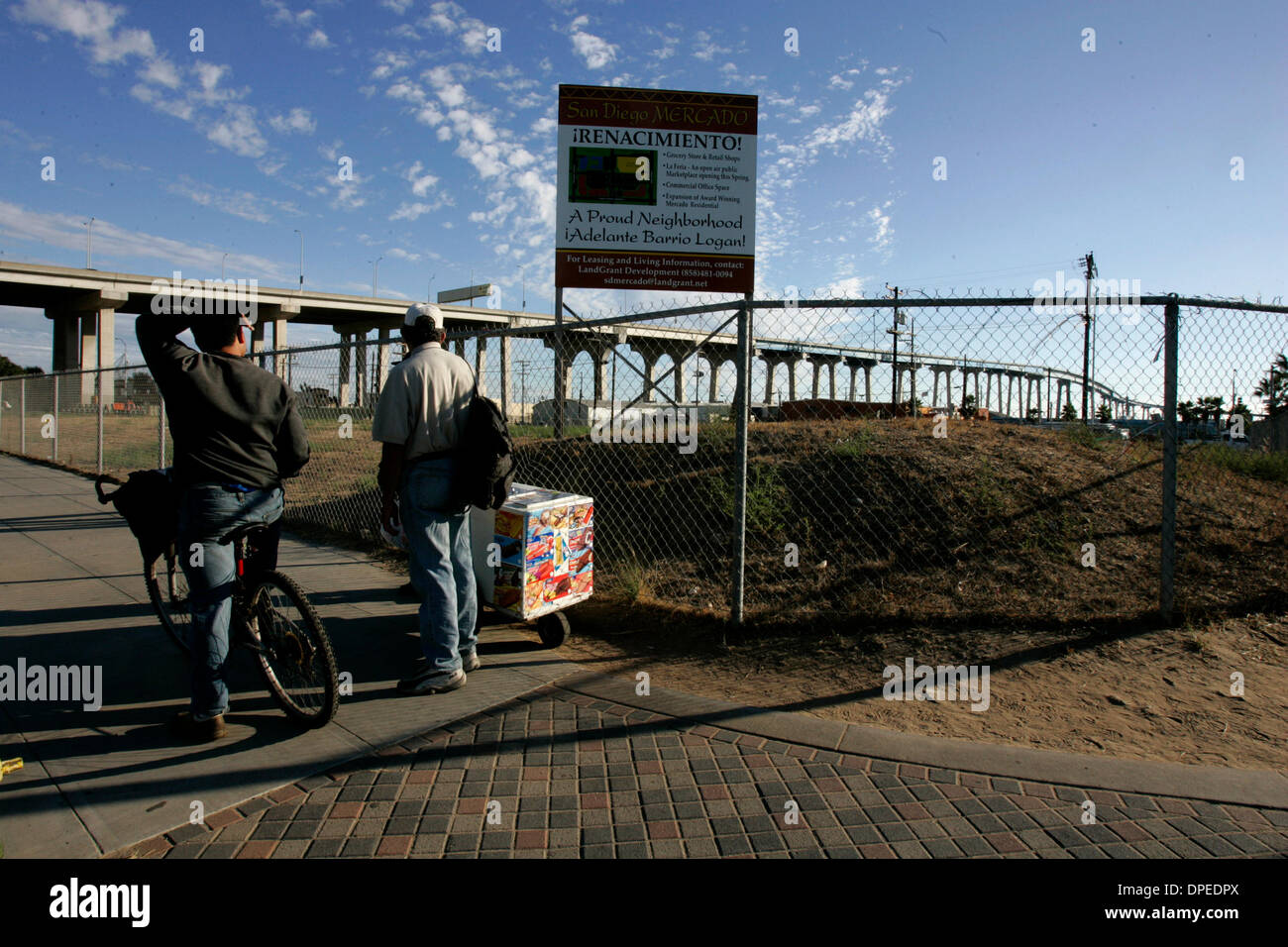 (Publié le 10/29/2006, B-1) 5 octobre 2006 San Diego, CA  JOSE NAVARRO, gauche, et Ricardo MORENO, centre, parler à Carlos Sanchez près d'un signe de San Diego publicité Mercado, à côté de deux lots vacants à CESAR E. CHAVEZ Parkway et Newton Avenue. Le Mercado Alliance avait prévu de construire un centre commercial et d'habitation sur un 6,8 acres dans Barrio Logan, mais le projet est au point mort pour vous Banque D'Images