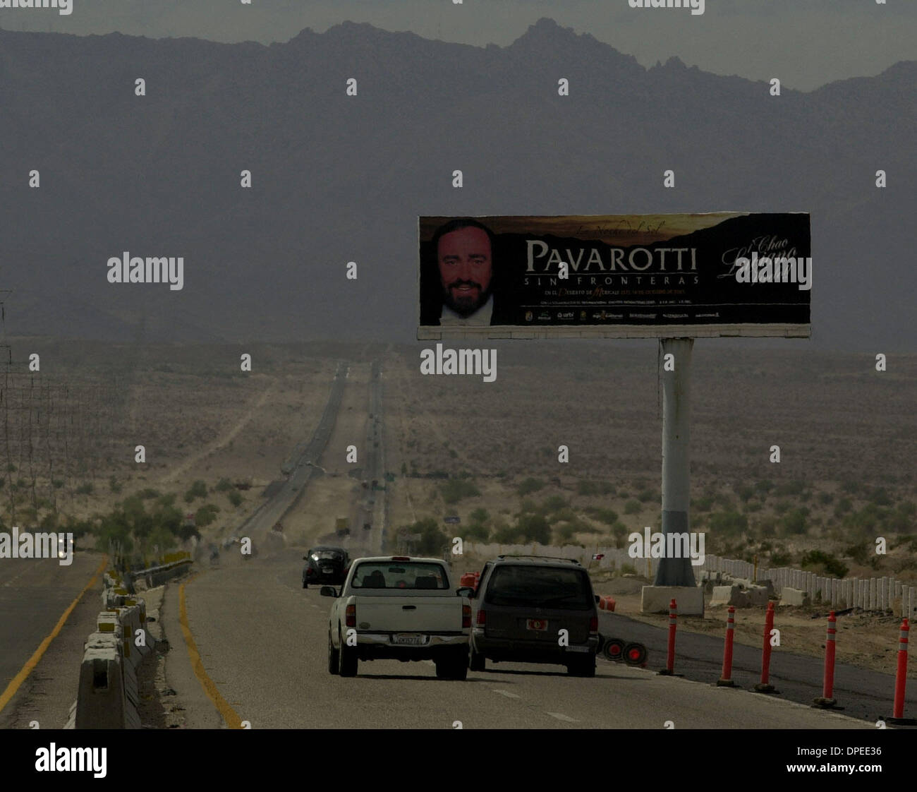 (Publié le 10/12/2003, E-3) Pavarotti des panneaux jalonnent le paysage extérieur Mexicali sur l'autoroute La Rumorosa. Les concerts les organisateurs comptent 40 000 patrons pour parcourir cette route pour assister au concert, qui va commencer à l'heure, alors que le soleil se couche sur les montagnes. Peggy Peattie photo Banque D'Images