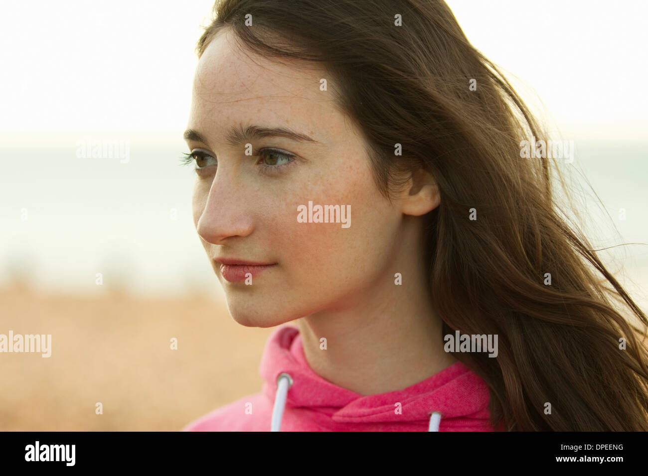 Portrait of young woman on beach, Whitstable, Kent, UK Banque D'Images
