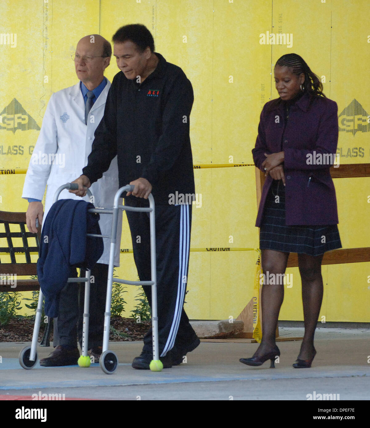 Mar 02, 2006 ; Atlanta, GA, USA ; ! 'Mags et appel à des prix ! MOHAMMED ALI utilise un déambulateur qu'il quitte l'Emory University Medical Center installation qui se spécialise dans la maladie de Parkinson. Crédit obligatoire : Photo de Robin Nelson/ZUMA Press. (©) Copyright 2006 by Robin Nelson Banque D'Images