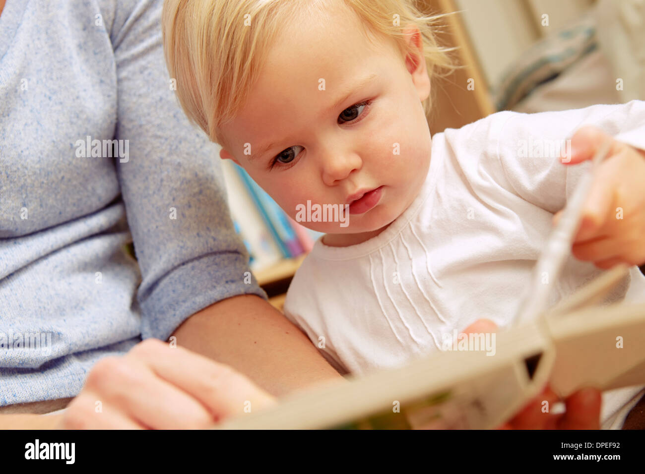 Lecture photo book mère avec bébé fille Banque D'Images