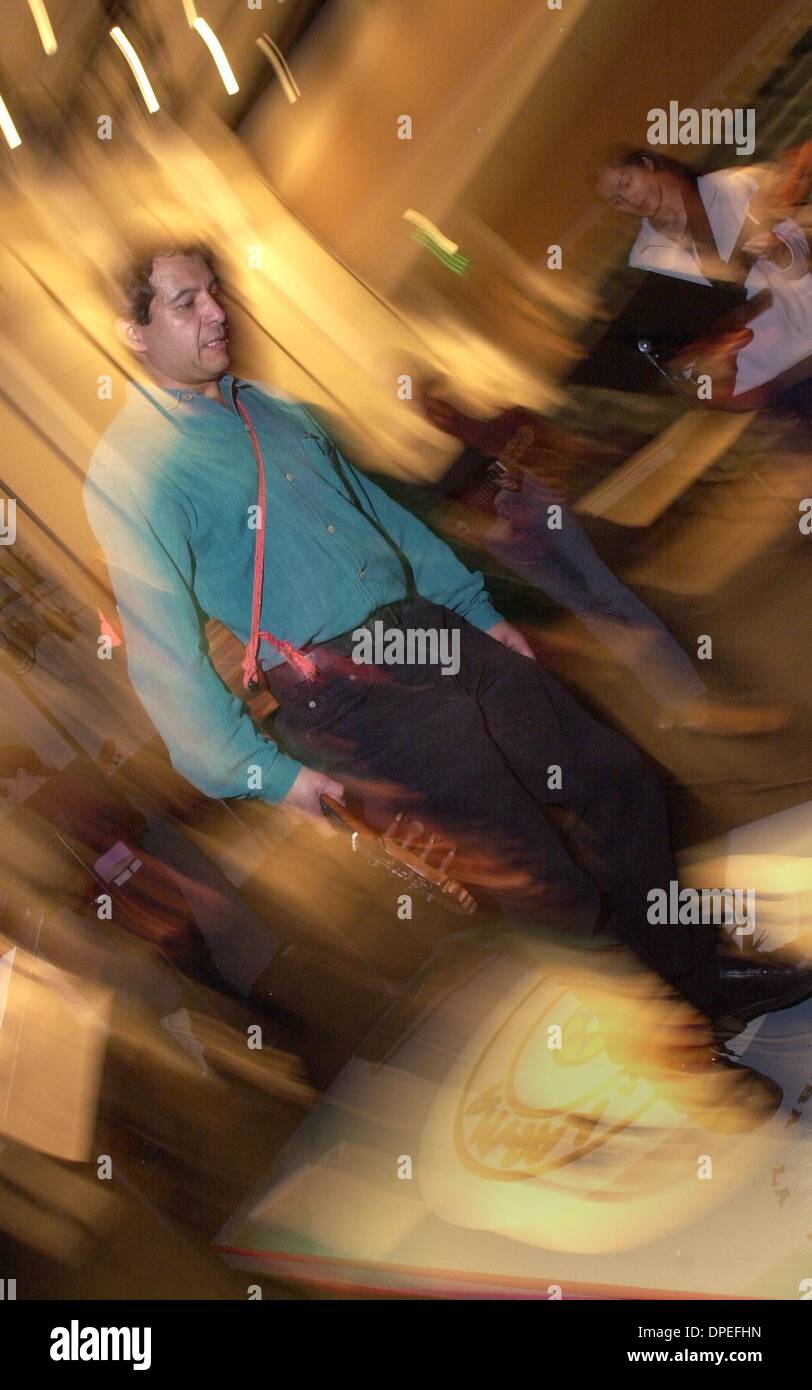 (Publié le 02/29/2004, N-7, l'UT1792255) Eduardo Garcia montre aux étudiants à CSUSM comment danser le fandango. Il s'agit de danser, chanter et jouer une Jarana (type miniature guitare). Il est effectué sur une petite scène de danse en bois appelée Tarama.UT/DON KOHLBAUER Banque D'Images