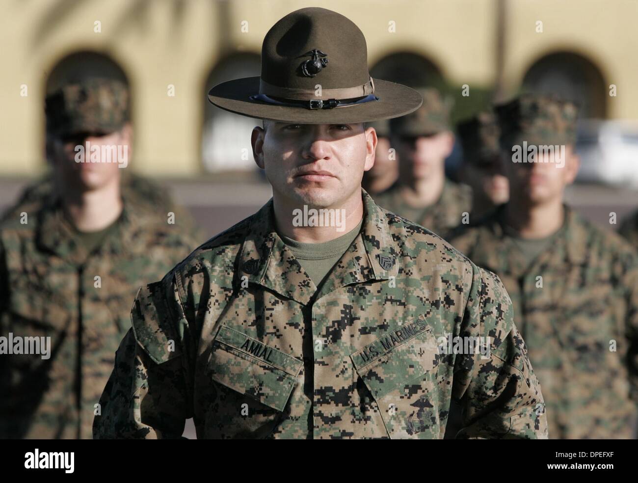 (Publié le 1/13/2005, A-12) Jan 12---personnel Sargeant Amial se trouve en face de son peloton, qui fait partie du 2e Bataillon, compagnie de l'écho sur la parade du Marine Corps Recruter Depot. Le groupe a été pratique pour l'obtention de leur diplôme ce vendredi (14 Jan). Photo/Scott Linett Banque D'Images