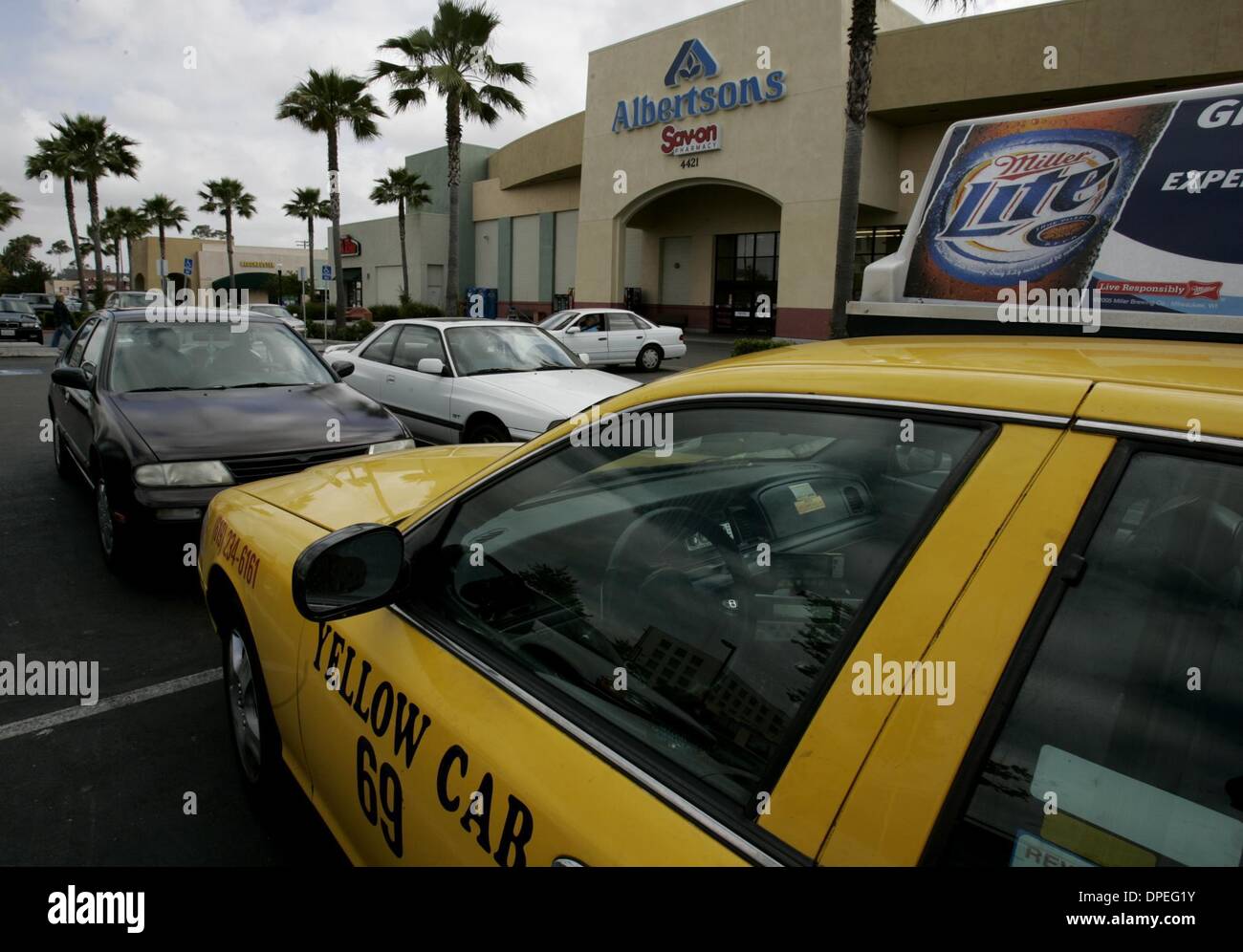 (Publié le 5/10/2005, B-1) un taxi jaune était garée à l'extérieur de l'Albertson's, si un appel de la yellow cab dispatcher dans le même temps, de l'intérieur du magasin, l'appelant a dit qu'il serait presque deux heures d'attente pour un taxi. De l'autre côté du stationnement a été un autre taxi jaune. Peggy Peattie photo Banque D'Images