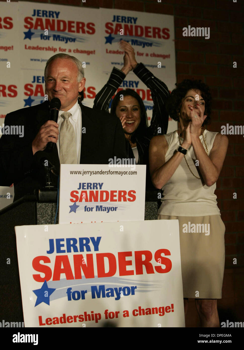 Image recadrée (Publié le 7/27/2005, A-1) Jerry Sanders en disant qu'il s'attend à être dans un run-off avec Donna Frye en novembre, sur le podium avec filles Jamie (derrière lui, invisible), Lisa (avec les mains en l'air), et la femme Rana Sampson mardi soir à 11h00 (26/07/05). Peattie photo Banque D'Images