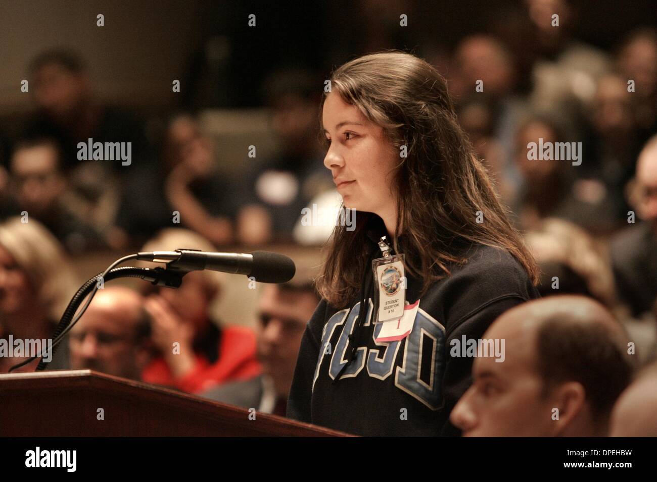 (Publié le 08/12/2004, B-1:1,2,6,7 ; UT1848959) Jacqueline Lisle, étudiant à l'école, l'UCSD Preuss a demandé aux juges de la Cour suprême de la Californie une question. C'est ''est-il plus démocratique d'interpréter la Constitution fondée sur une vue contemporaine ou de son intention d'origine.'' à laquelle associer le juge Marvin R. Baxter a répondu, ''Vous me jeter la zinger !''. Les autres élèves questi Banque D'Images