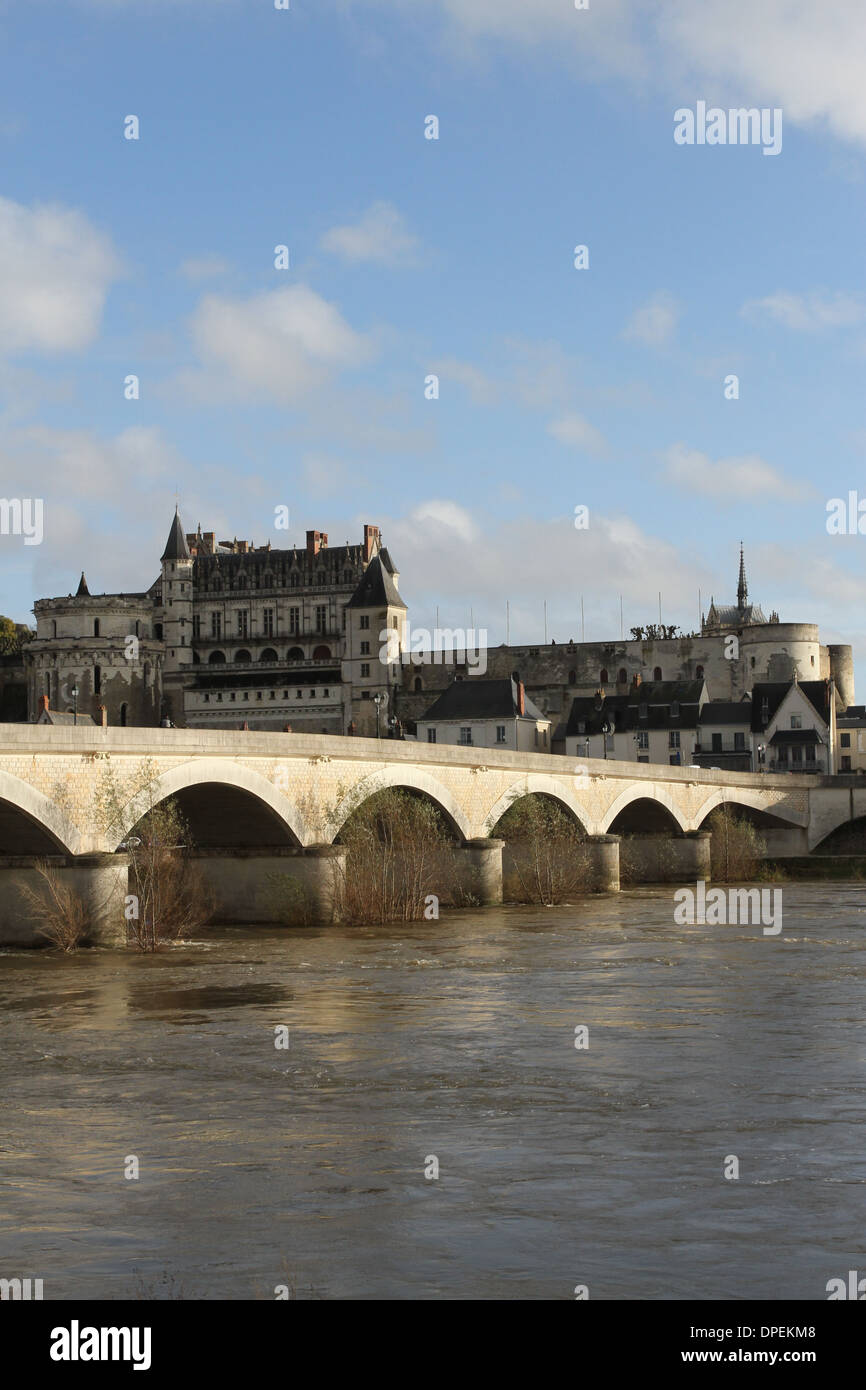 Amboise Waterfront et le Général Leclerc Pont sur le fleuve Loire France Janvier 2014 Banque D'Images