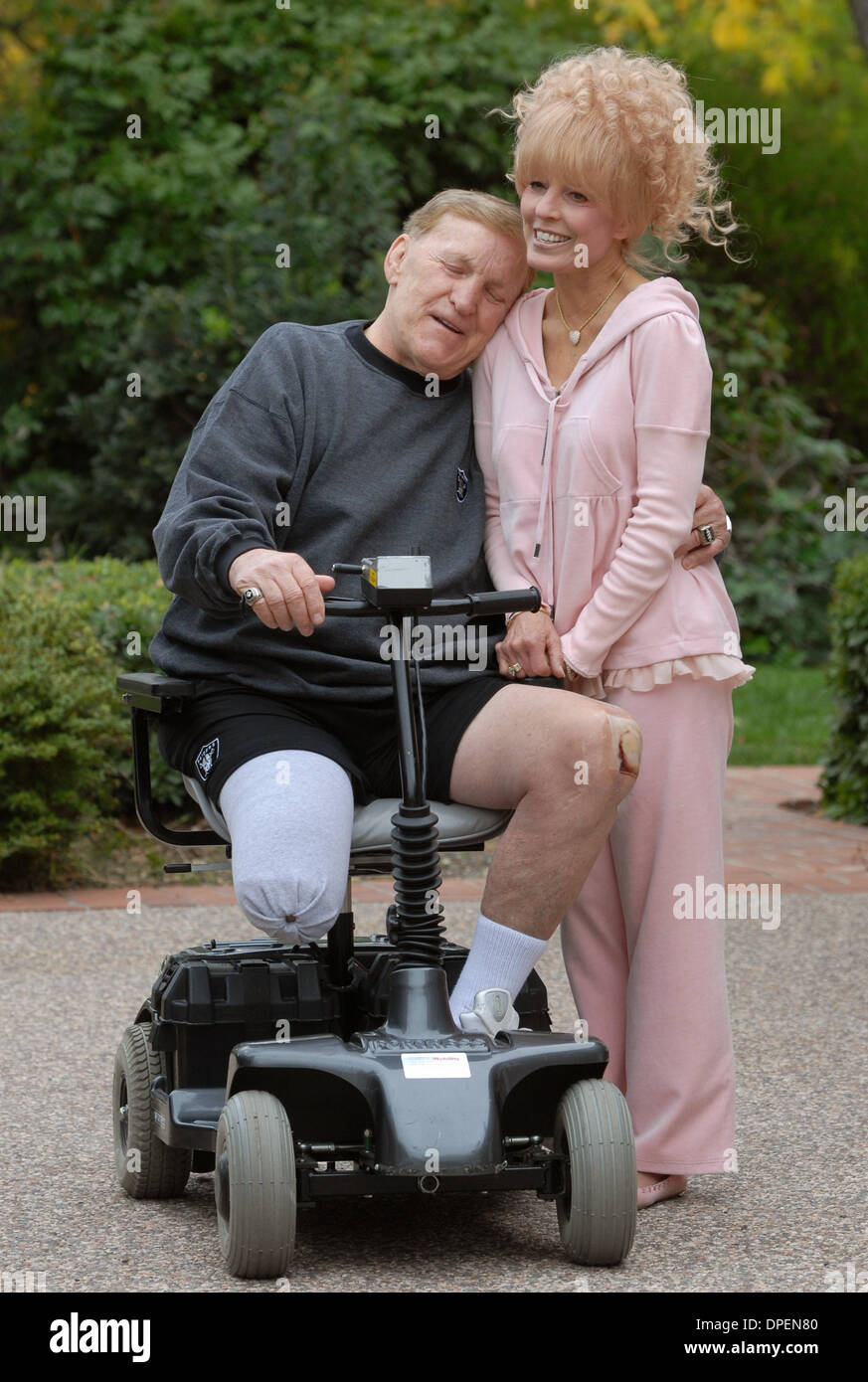 Ancien Oakland Raider Legend Jim Otto épouse sa femme, Sally en dehors de leur Auburn Californie, Accueil Lundi, 19 novembre 2007. Otto, une merveille médicale qui a défié la mort une demi-douzaine de fois, avait sa jambe amputée et sera équipé d'une prothèse. (Bob Larson/Contra Costa Times/ZUMA Press) Banque D'Images