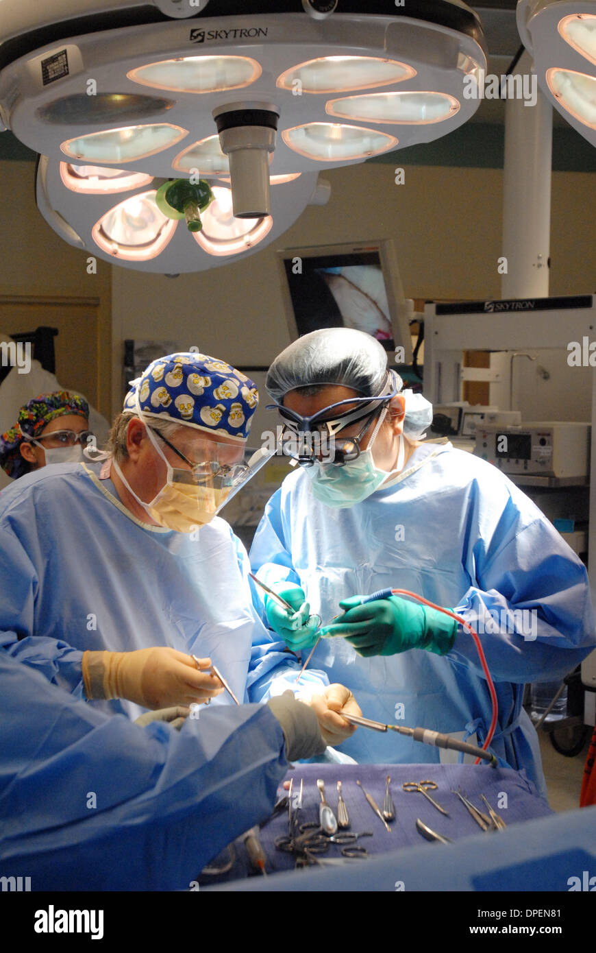 De gauche, le Dr Bryant Toth et le Dr Peter Sun travaille en équipe sur un bébé de 11 semaines avec une fondue au crâne prématurément de l'Hôpital des enfants à Oakland Oakland en Californie, le mercredi 31 octobre 2007. (Bob Larson/Contra Costa Times/ZUMA Press) Banque D'Images