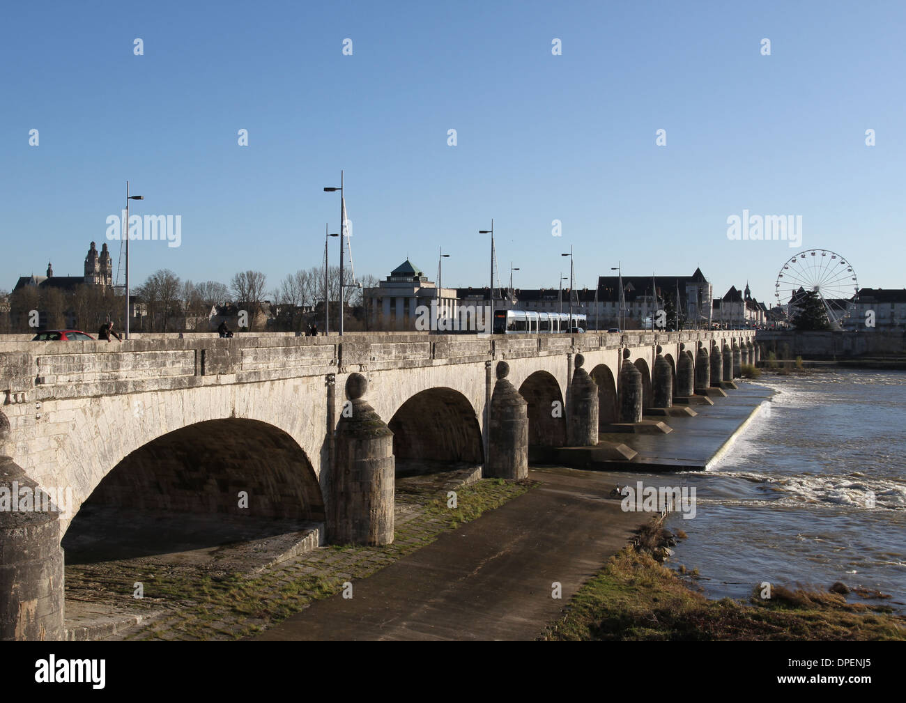 Tramway sur Pont Pont Wilson Tours France Décembre 2013 Banque D'Images