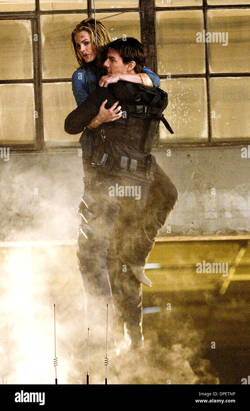 Le 04 mai 2006 - .K47720ES.MISSION : IMPOSSIBLE 3.TV-FILM STILL. Ethan Hunt (Tom Cruise, droite) porte secours à l'agent du FMI Lindsey Farris (Keri Russell, à gauche) dans Ã'MMission : Impossible III. (Crédit Image : © Globe Photos/ZUMApress.com) Banque D'Images