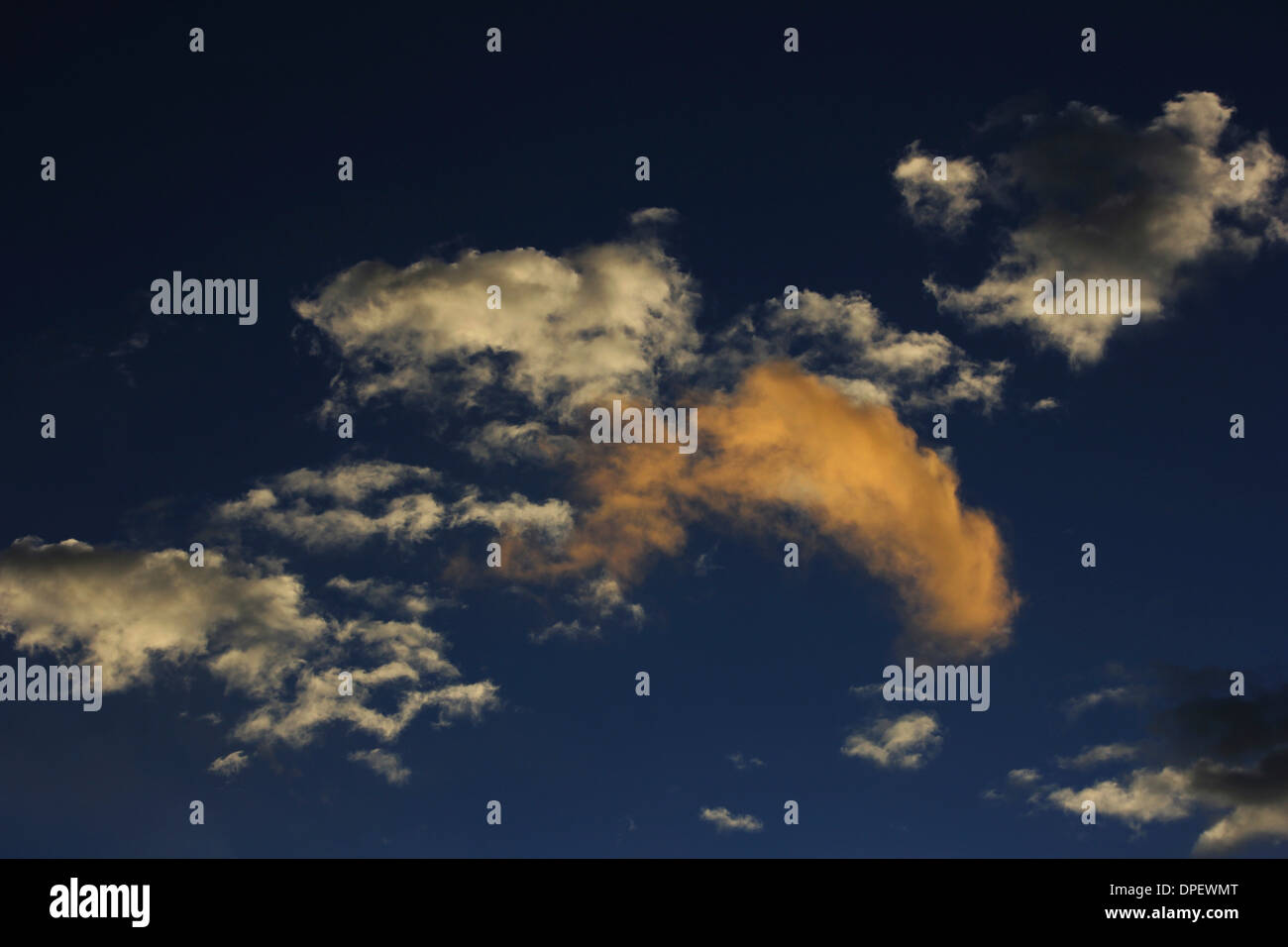 Nuages dans le ciel coloré, Allemagne Banque D'Images