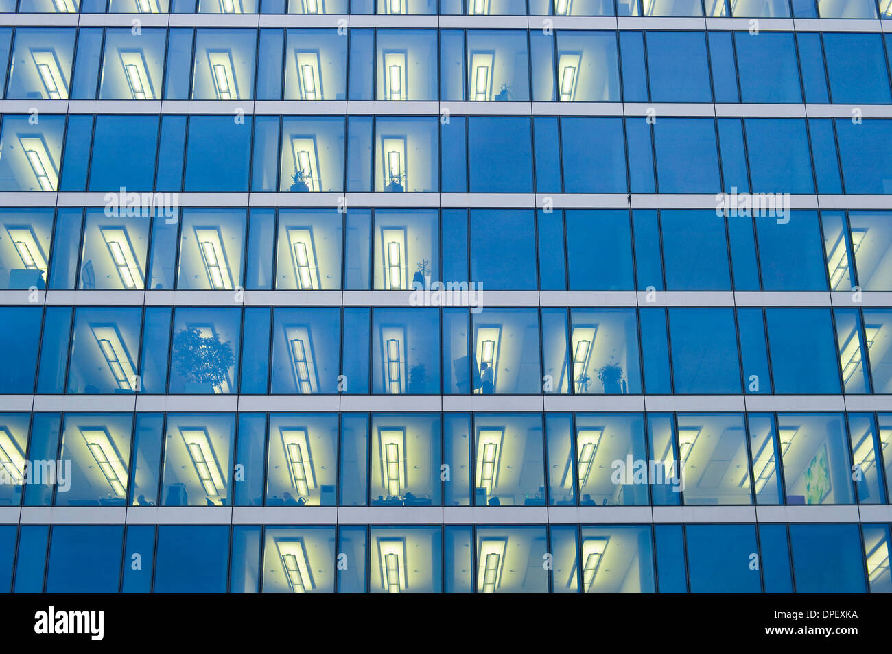 Façade d'un immeuble de bureaux modernes avec éclairage sur dans les  bureaux le soir, Munich, Bavière, Allemagne Photo Stock - Alamy