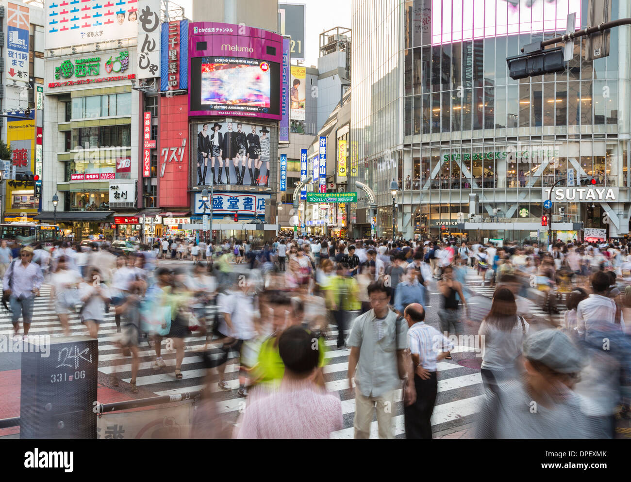 Capture les gens avec le flou dans le monde célèbre croisement de Shibuya à Tokyo, Japon Banque D'Images
