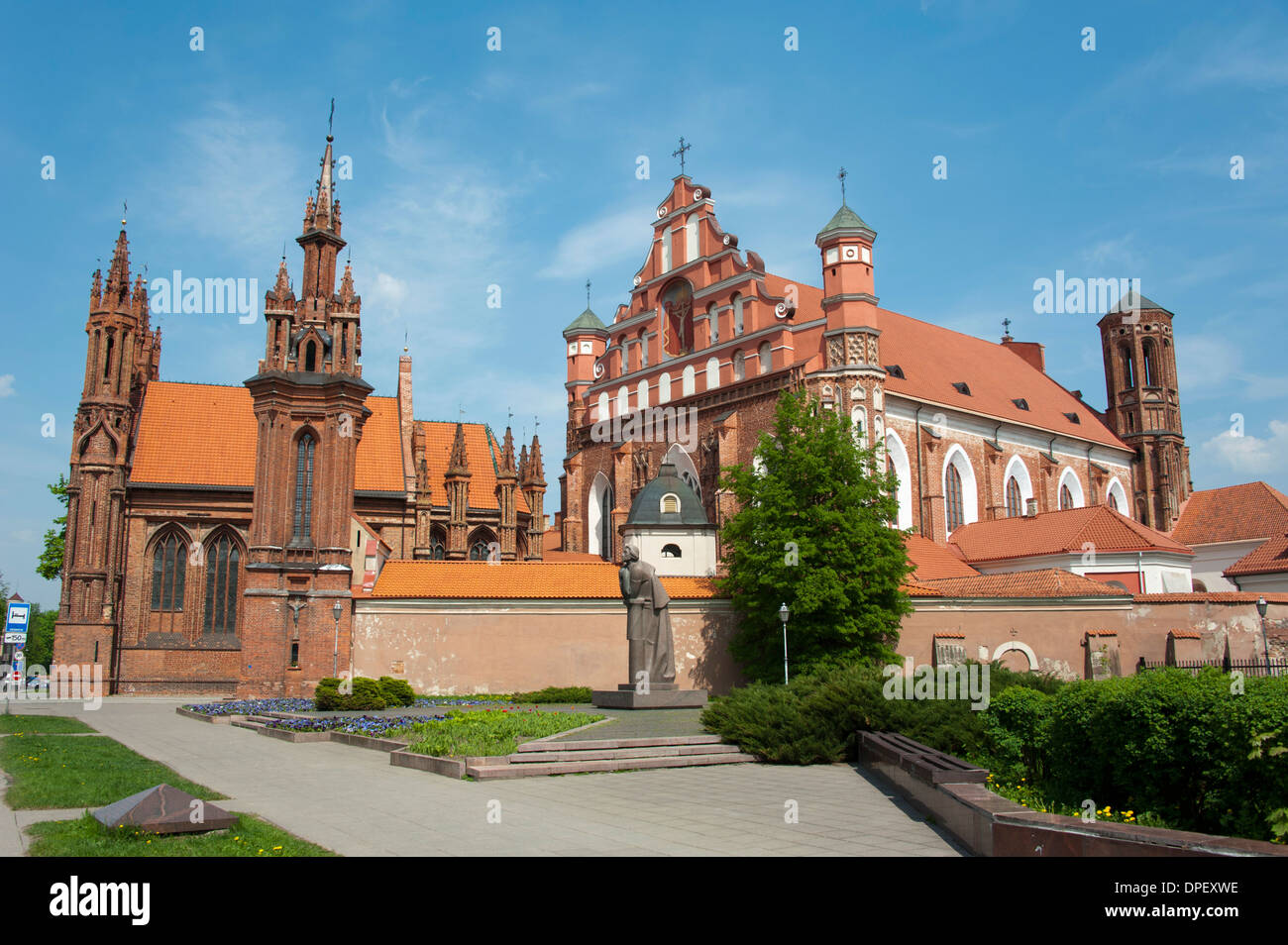 Ensemble gothique, Sainte Anne et l'Église des Bernardins, Vilnius, Lituanie, Pays Baltes Banque D'Images