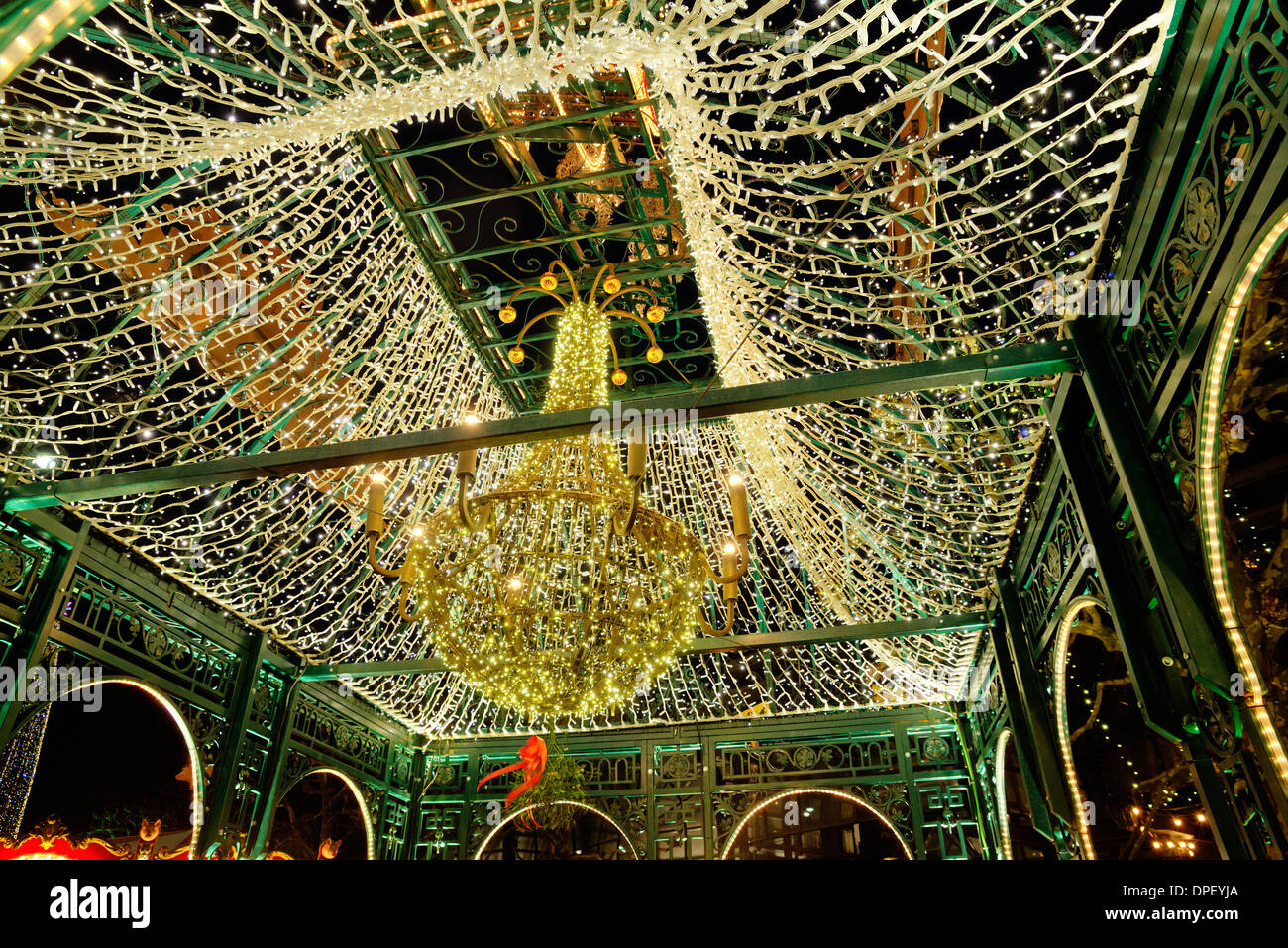 Lumières et des chandeliers avec le gui à l'entrée du marché de Noël d'Hambourg, nuit, Rathausmarkt, Hambourg Banque D'Images