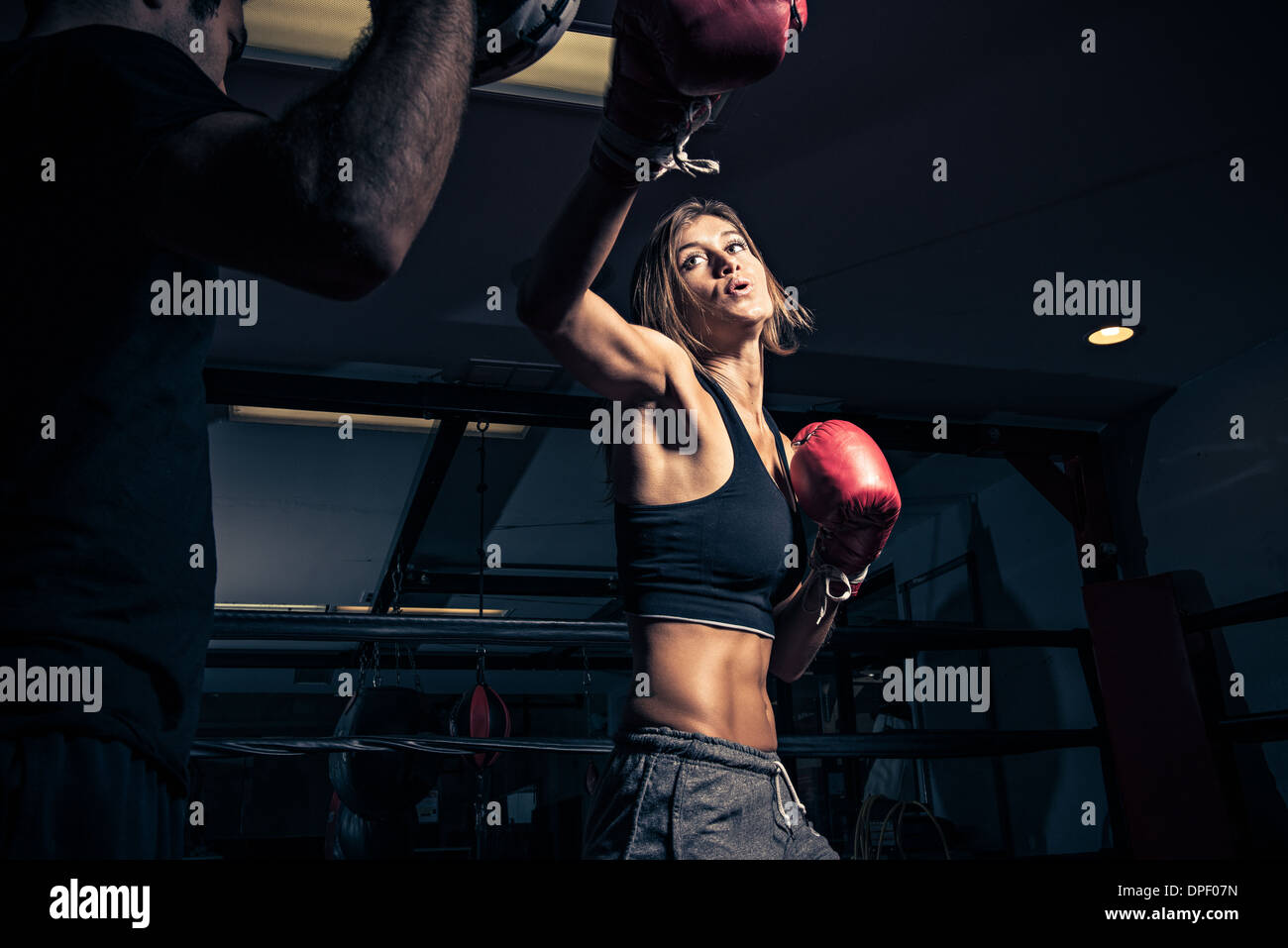 Instructeur de boxe boxer's punch shield Banque D'Images