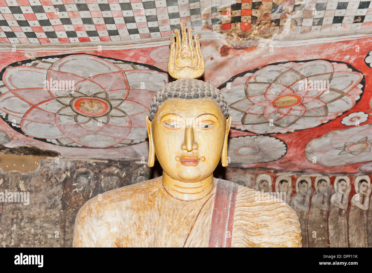 Tête, statue de Bouddha, murales colorées sur le plafond, fresco, Maharaja-Iena, grotte de Dambulla cave temple bouddhiste Banque D'Images