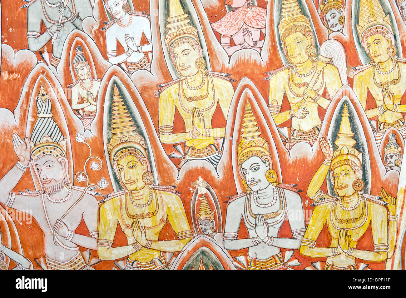 Peinture murale colorée, fresque, priant les dieux avec nimbus, halo, Maharaja-Iena, grotte de Dambulla cave temple bouddhiste Banque D'Images