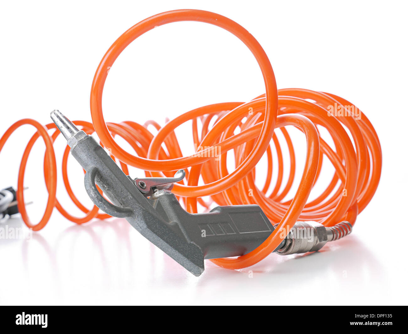 Le compresseur d'air pistolet avec flexible orange enroulé shot on white Banque D'Images