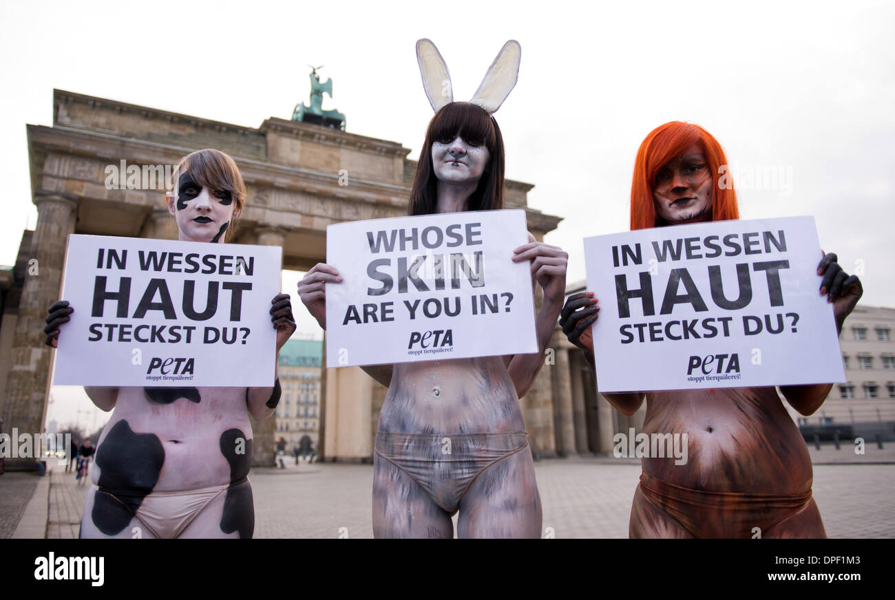 Berlin, Allemagne. 14Th Jan, 2014. Les manifestants de l'organisation de défense des droits des animaux PETA pour démontrer la mode vegan à l'occasion de la Fashion Week de Berlin à Berlin, Allemagne, le 14 janvier 2014. Leurs peintures corporelles sont censés faire les consommateurs pensent à propos de l'utilisation de fourrures et peaux d'animaux. Photo : Bernd VON JUTRCZENKA/dpa/Alamy Live News Banque D'Images