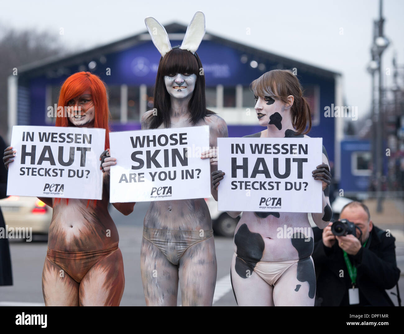 Berlin, Allemagne. 14Th Jan, 2014. Les manifestants de l'organisation de défense des droits des animaux PETA pour démontrer la mode vegan à l'occasion de la Fashion Week de Berlin à Berlin, Allemagne, le 14 janvier 2014. Leurs peintures corporelles sont censés faire les consommateurs pensent à propos de l'utilisation de fourrures et peaux d'animaux. Photo : Bernd VON JUTRCZENKA/dpa/Alamy Live News Banque D'Images