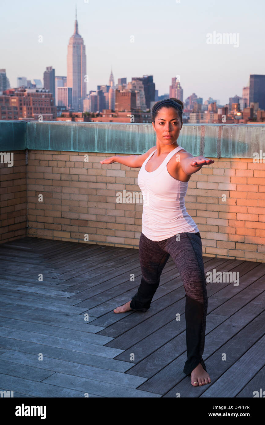 Woman practicing yoga on rooftop Banque D'Images Woman practicing yoga on rooftop Banque D'Images