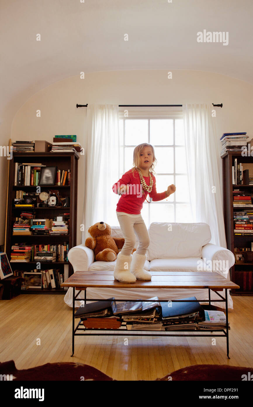 Jeune fille dansait sur les table basse Banque D'Images