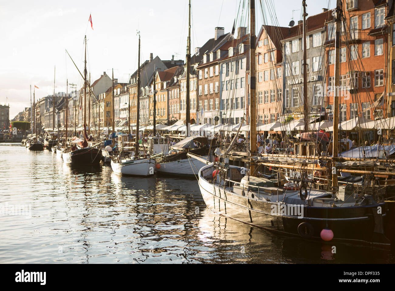 Bateaux dans le port de Nyhavn, Copenhague, Danemark Banque D'Images