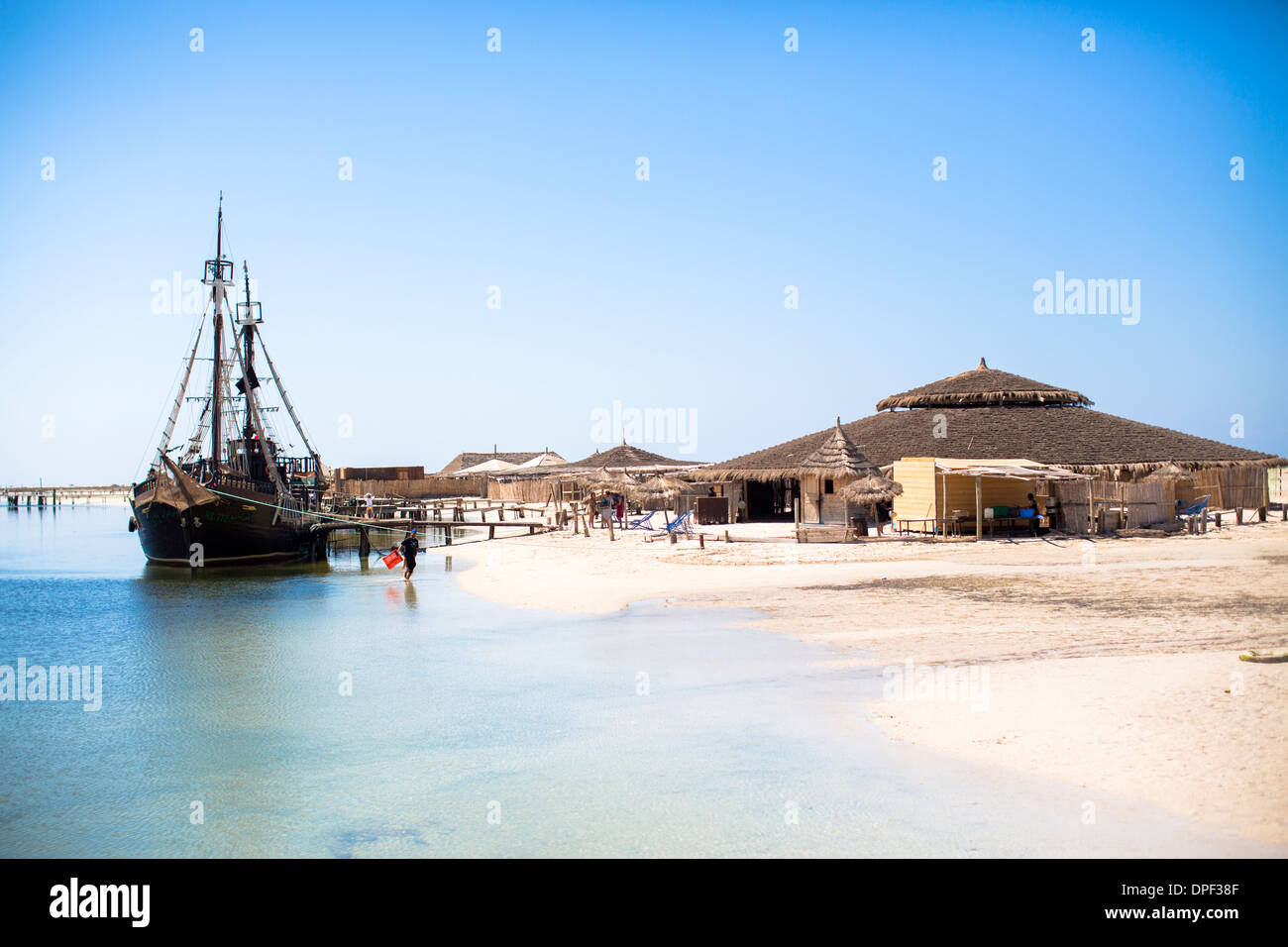 Bateau pirate touristiques sur beach, Djerba, Tunisie Banque D'Images