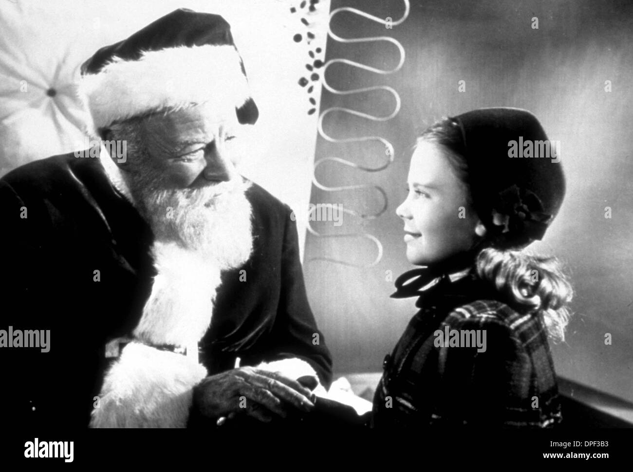 Étoile de "miracle sur la 34e rue" (1947), Edmund GWENN et Natalie Wood. L'actrice Américaine Natalie Wood, né Natasha Gurdin, fille d'immigrants russes, le 20 juillet en 1938 à San Francisco, Californie. Le bois d'abord apparu à l'écran à l'âge de quatre. Malheureusement en 1981, le bois est tombé à la mer son yacht au large de la côte de Santa Catalina Island, Californie et s'est noyé. Banque D'Images