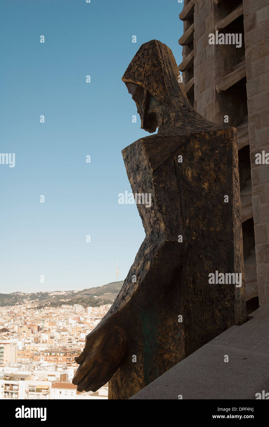 Détail d'une statue et La Sagrada Familia, Barcelone, Espagne Banque D'Images