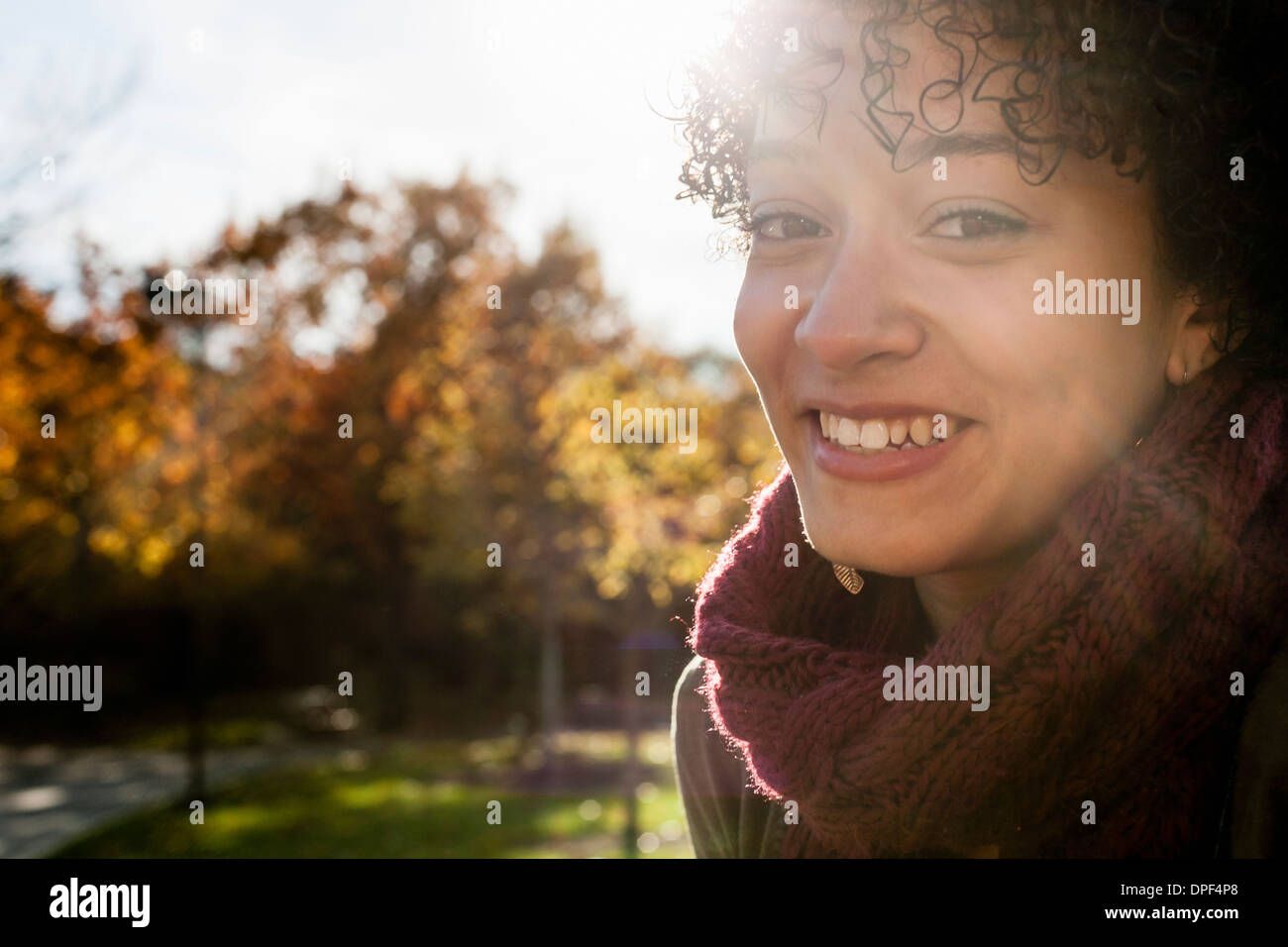 Jeune femme dans le parc jour d'automne Banque D'Images