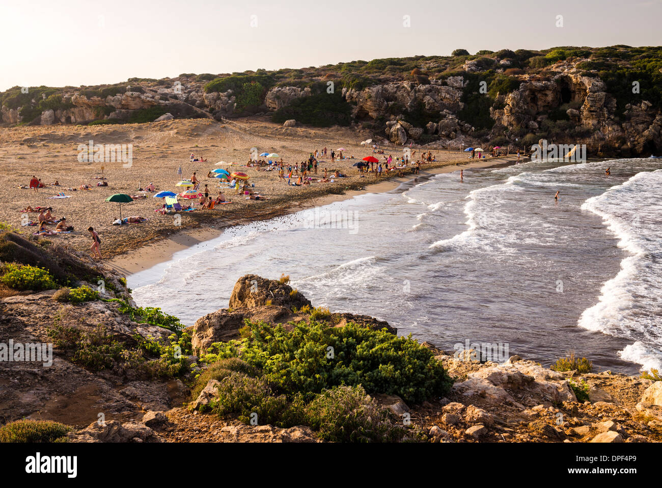 Les gens sur la plage de Calamosche au coucher du soleil, près de Noto, réserve naturelle de Vendicari, sud-est de la Sicile, Italie, Méditerranée, Europe Banque D'Images