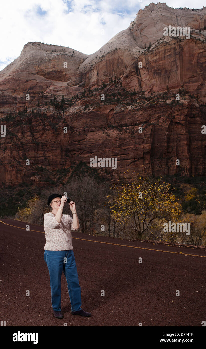 Senior woman taking photograph in Zion National Park, Utah, USA Banque D'Images Senior woman taking photograph in Zion National Park, Utah, USA Banque D'Images