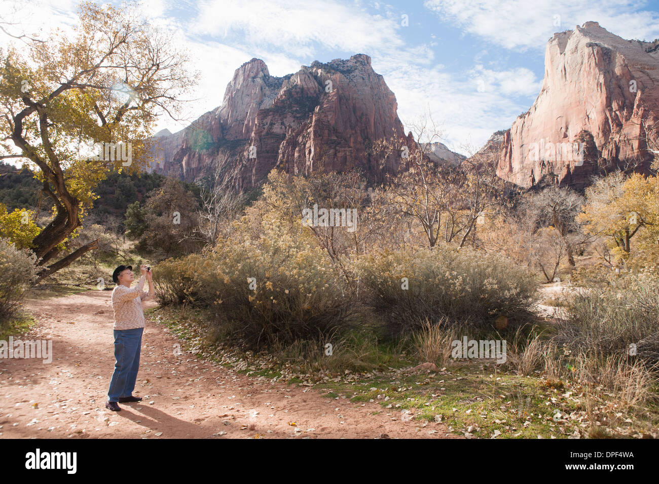 Senior woman photographing view in Zion National Park, Utah, USA Banque D'Images Senior woman photographing view in Zion National Park, Utah, USA Banque D'Images