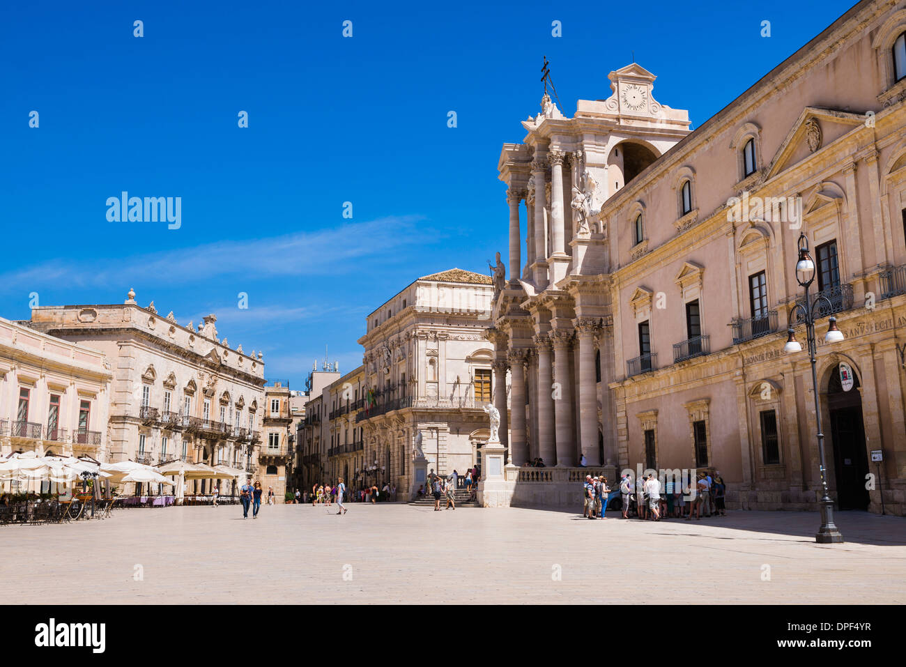 Les touristes sur une visite de la ville de Syracuse sur la Piazza Duomo, à l'extérieur de la cathédrale de Syracuse, Ortigia, Syracuse, Site de l'UNESCO, en Sicile, Italie Banque D'Images