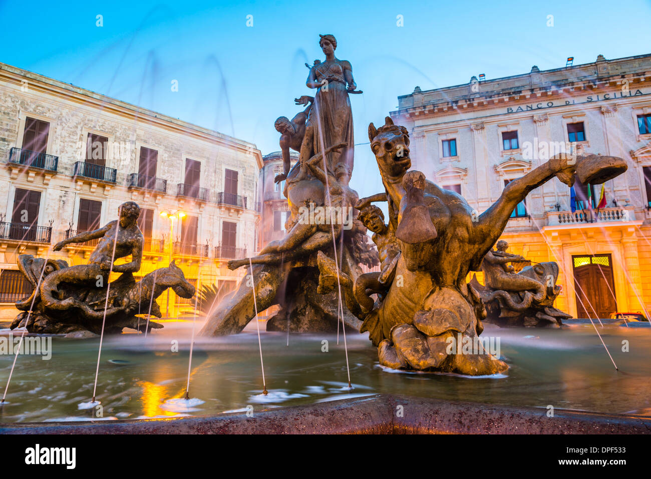 Fontaine d'Artemis en place (Piazza Archimede Archimède) la nuit, Ortigia (Syracuse, Ortigia), site de l'UNESCO, Sicile, Italie Banque D'Images