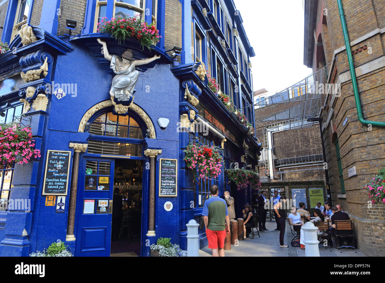1790 La pub d'armes près de la station London Bridge, avec un train qui passait juste derrière, sur Tooley Street, à Southwark, Londres, UK Banque D'Images