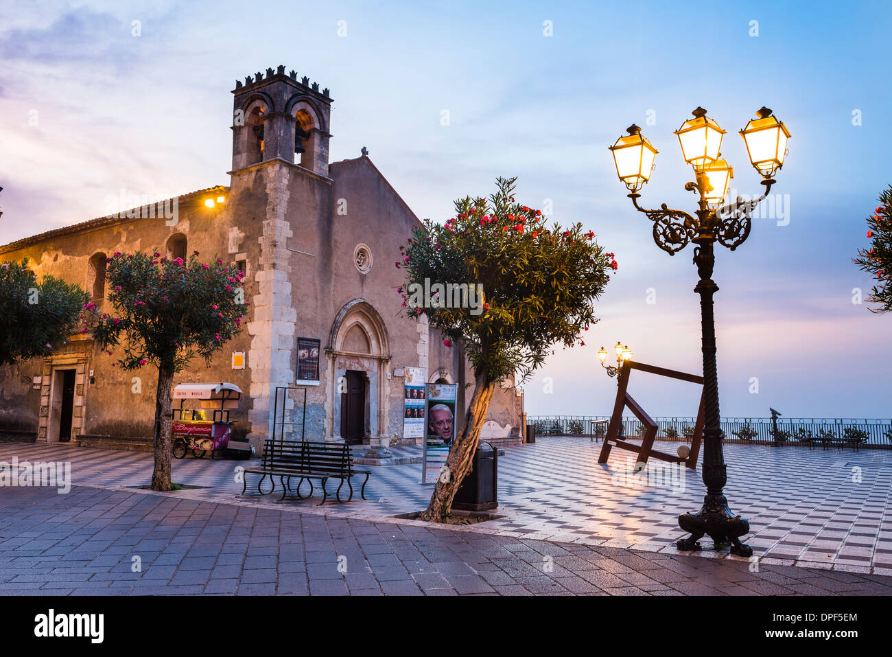 L'église de saint Augustin sur la Piazza IX Aprile la nuit, Taormina, Sicile, Italie, Europe Banque D'Images