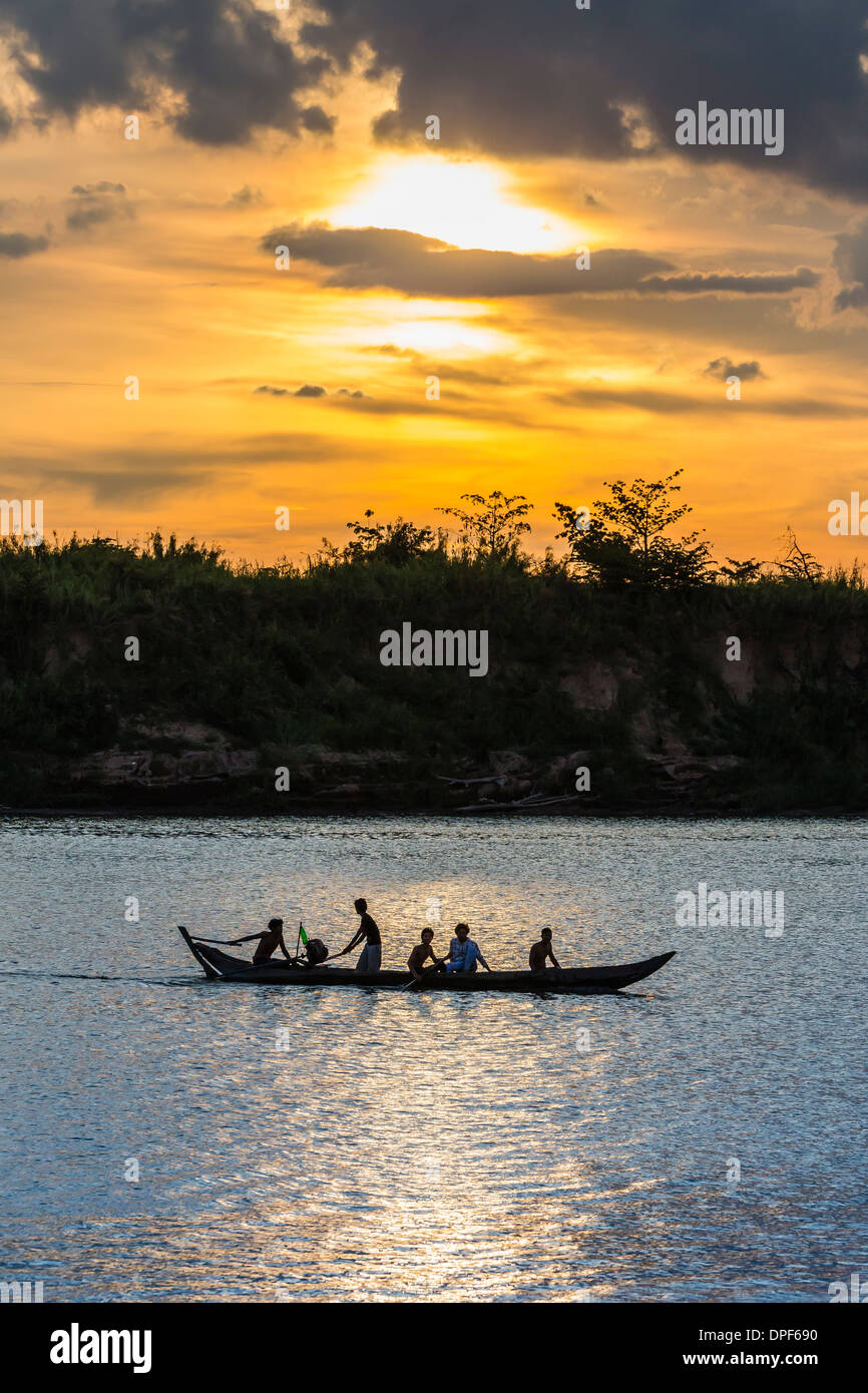 Bateau de pêche près du village de Ban d'Angkor, sur les rives du Mékong, la province de Battambang, Cambodge Banque D'Images