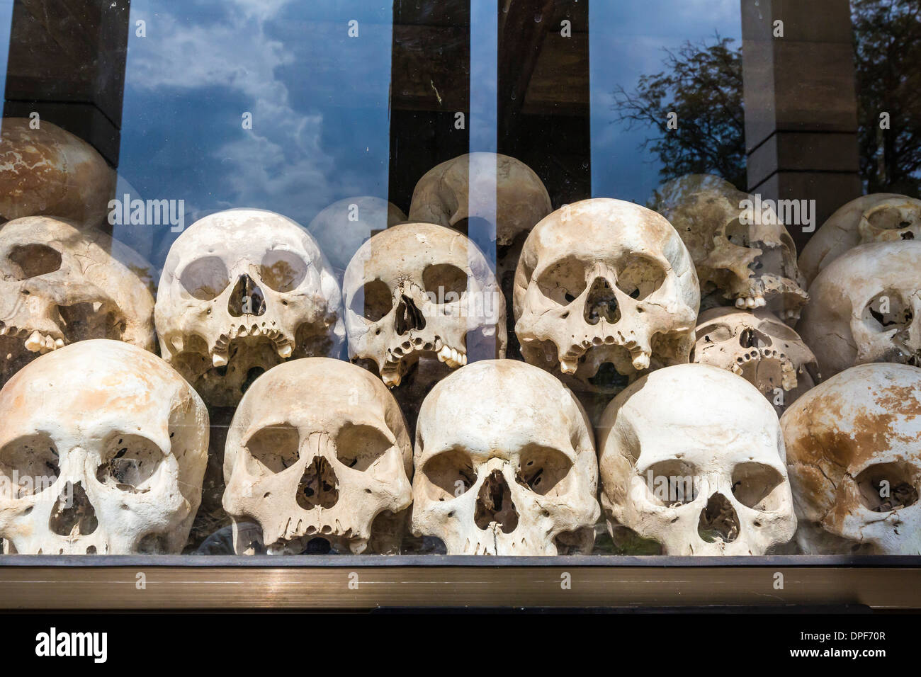 Des crânes humains à l'écran dans un monument au champs de la mort de Choueng Ek, les victimes sous les Khmers rouges, Phnom Penh, Cambodge Banque D'Images