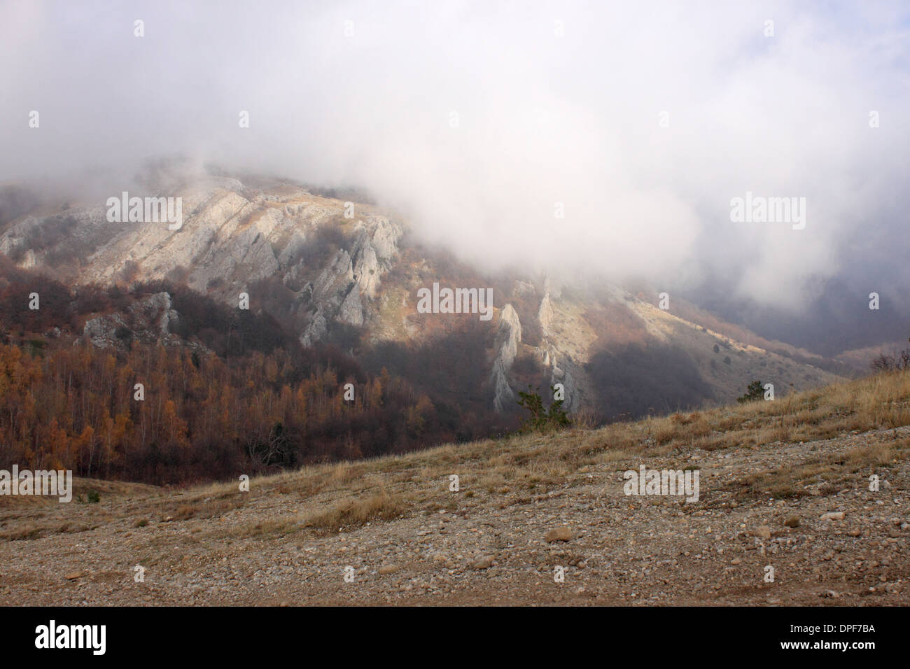 Vue sur les montagnes de Crimée en cloud à l'automne Banque D'Images